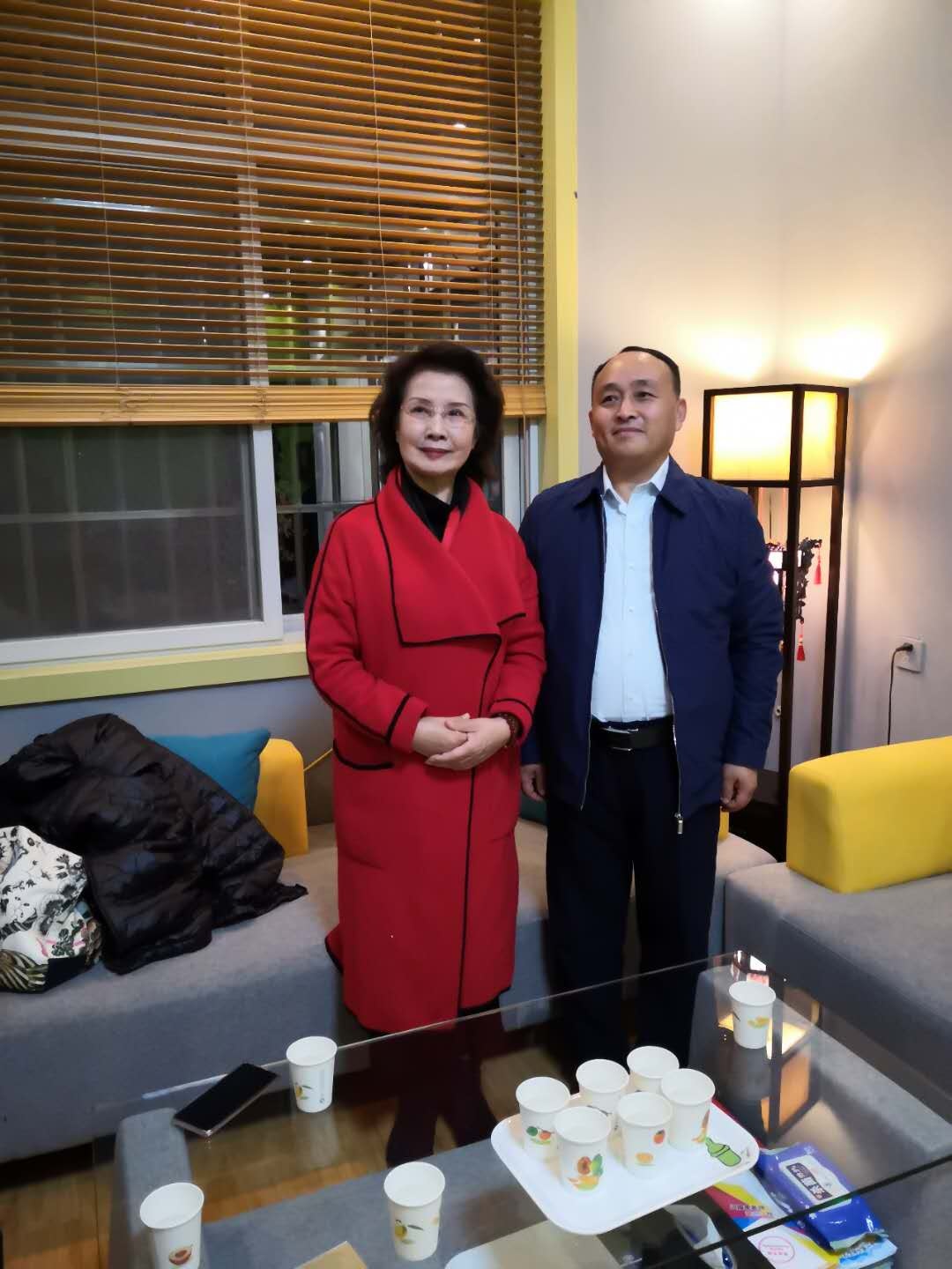 公司董事长马书敏和国家一级演员虎美玲合影